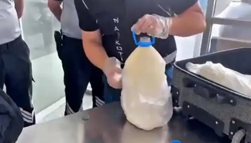 Havalimanında Şaşırtan Ele Geçirme: 12 Kilo 800 Gram Süt Şişesinde