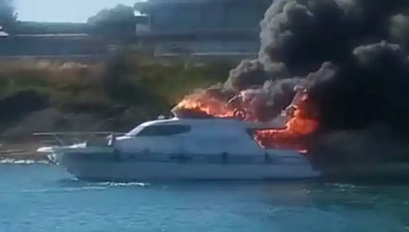 Çeşme Marina'da Motoryat Alev Alev Yandı: İlginç Detaylar Açıklandı