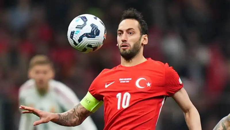 Fenerbahçe'nin Hakan Çalhanoğlu Teklifi: Mourinho'dan Gelen Tepkiler Neler?