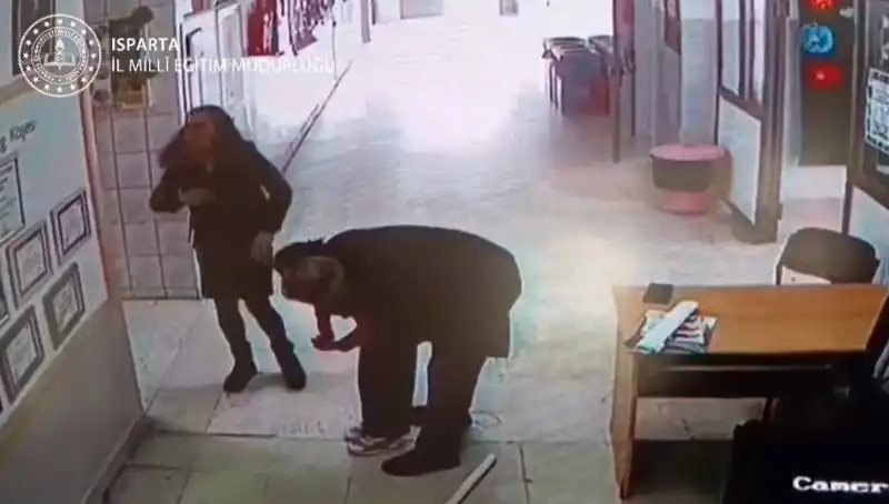 İlkokulda Öğrenciyi Kurtaran Öğretmenin Heimlich Manevrası Gözleri Kamaştırdı