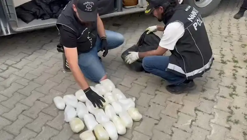 Yolcu Valizinde Ele Geçirilen 13 Kilo Metamfetamin Hem Şaşırttı Hem Korkuttu