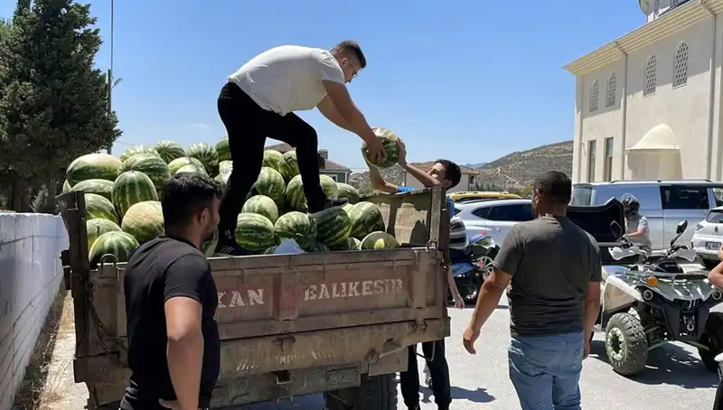 Karpuz Sezonu Coşkusu: Bir İnsanın Ücretsiz Dağıttığı Tonlarca Karpuz
