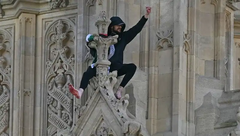 Londra'da Filistin Bayrağı ile Big Ben'e Tırmanan Göstericilerin Protestosu