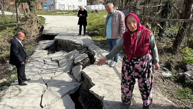 Diken Üstünde: Heyelan Mahallede Yolu Çökerterek Korku Saldı!