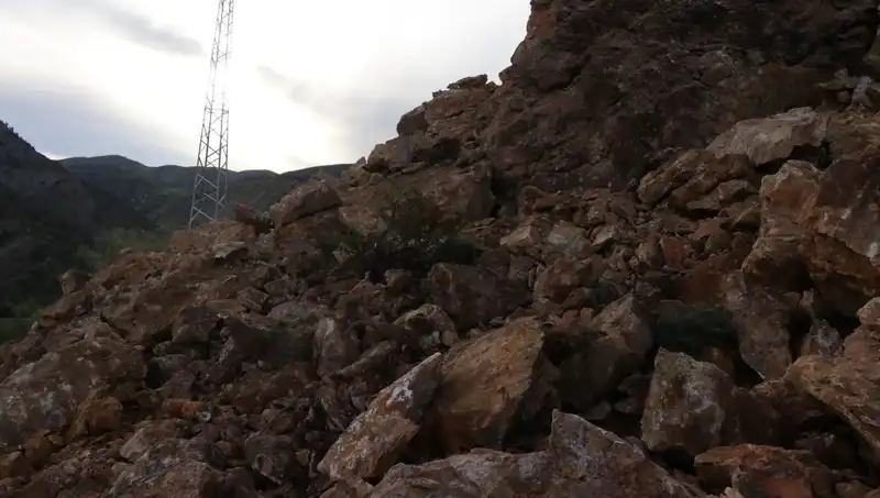 Erzurum'da Dev Heyelan: Yolda Büyük Kaya Düşmesi Trafiği Olumsuz Etkiledi