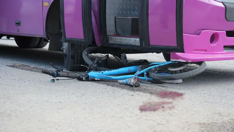 Bisikletiyle Sokağa Fırlayan Çocuk, Otobüs Altında Kalarak Hayatını Kaybetti