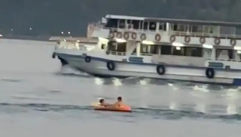 Sarıyer Sahilinde İki Çocuk Denize Botla Açıldı, Olayı Görenler Şaşkına Döndü