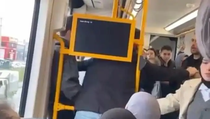 : Metroda çıkan tekme tokat kavganın nedeni şaşırttı!