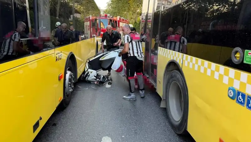 Motosiklet İETT Otobüslerinin Arasında Sıkıştı: Korku Dolu Anlar!
