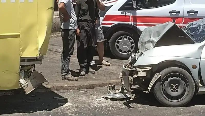 : Halk Otobüsü ile Otomobil Çarpıştı: Yaralılar Hastaneye Kaldırıldı