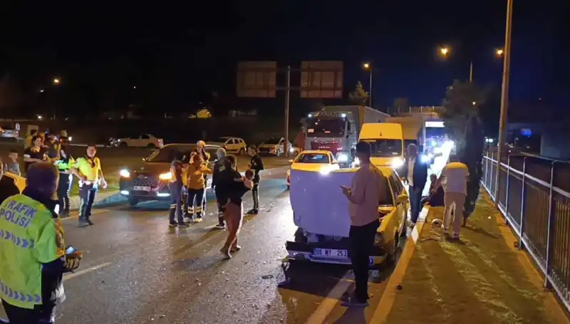 Otoyolda Kuralsız Geri Dönüş Kazası: İki Çocuk ve İki Yetişkin Yaralandı