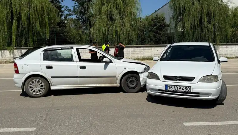 İki Otomobil Kaza Yaptı: 2 Yaralı Hastaneye Kaldırıldı